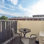 Air-conditioned In With Parking By Renters