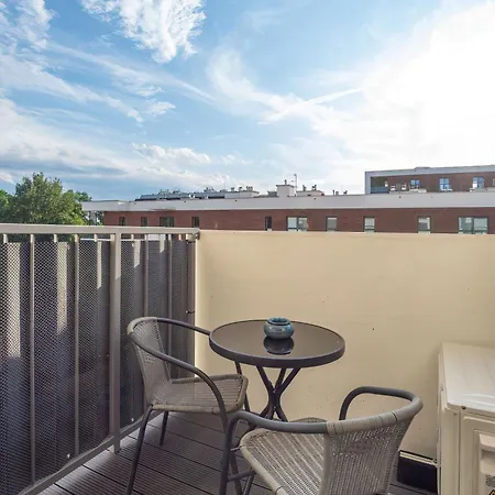 Air-conditioned In With Parking & Balcony By Renters
