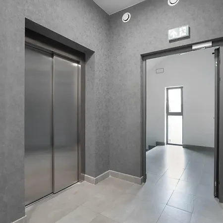 Air-conditioned In With Parking & Balcony By Renters *