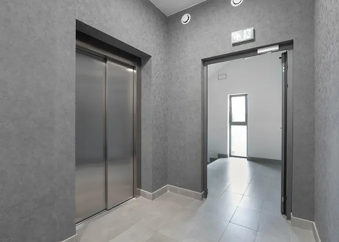 Air-conditioned In With Parking By Renters *